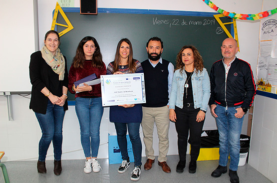 Entrega de placa a Carla Martínez, primer premio del Certamen de Relatos de Agua Inteligente.